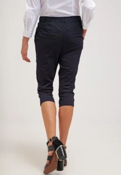 Kaffe Jillian Capri Pants - Shorts - Midnight Marine -DeFacto Negozio 3282131d231449a9bc41b01aa5e4dd64