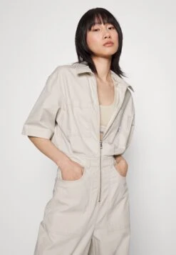 Calvin Klein Jeans Utility Back Cut Out BoilersuitTuta JumpsuitEggshell Donna Tute Jumpsuit C1821T00C-A11 -DeFacto Negozio 4cefc73c48ac4f11a622837b1b298a4d