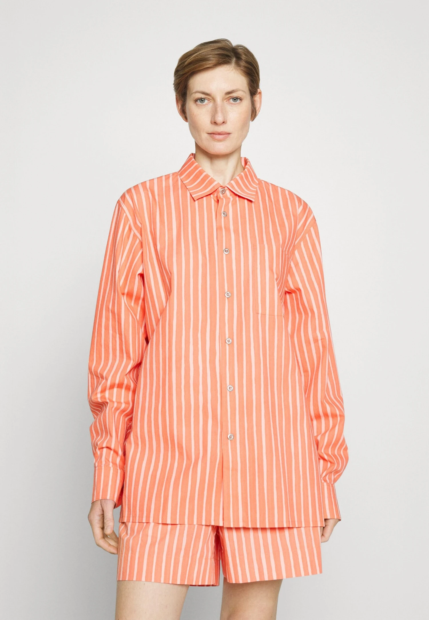 Marimekko Kioski Jokapoika ShortsRed/Pink Donna Shorts M4K21S002-G11 3 Marimekko Kioski Jokapoika ShortsRed/Pink Donna Shorts M4K21S002-G11