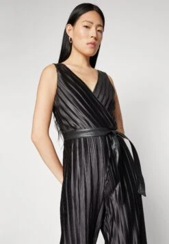 DKNY Double V Neck PleatedTuta JumpsuitBlack Donna Tute Jumpsuit DK121C0VL-Q11 -DeFacto Negozio 5c66a7986822436fbe7adfbbbe6d1d67