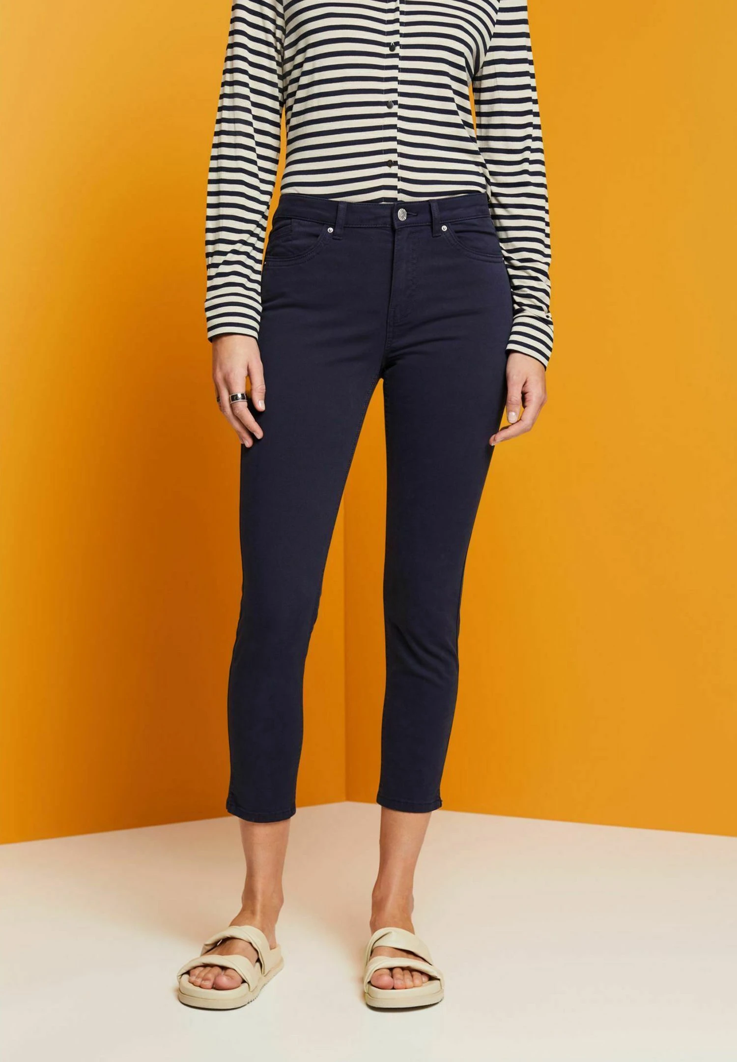 Edc By Esprit Stretchige Mid Rise In Cropped-LängeJeans Slim FitNavy Donna Jeans ED121N0RC-K11 6 Edc By Esprit Stretchige Mid Rise In Cropped-LängeJeans Slim FitNavy Donna Jeans ED121N0RC-K11 - immagine 4