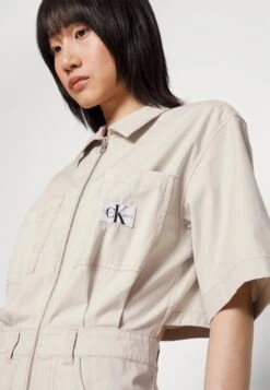 Calvin Klein Jeans Utility Back Cut Out BoilersuitTuta JumpsuitEggshell Donna Tute Jumpsuit C1821T00C-A11 -DeFacto Negozio 675fe03e98fc48e4be8e998a841a3b8d