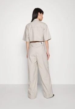 Calvin Klein Jeans Utility Back Cut Out BoilersuitTuta JumpsuitEggshell Donna Tute Jumpsuit C1821T00C-A11 -DeFacto Negozio 728ba0a3754c427b946d99e6b0921e20