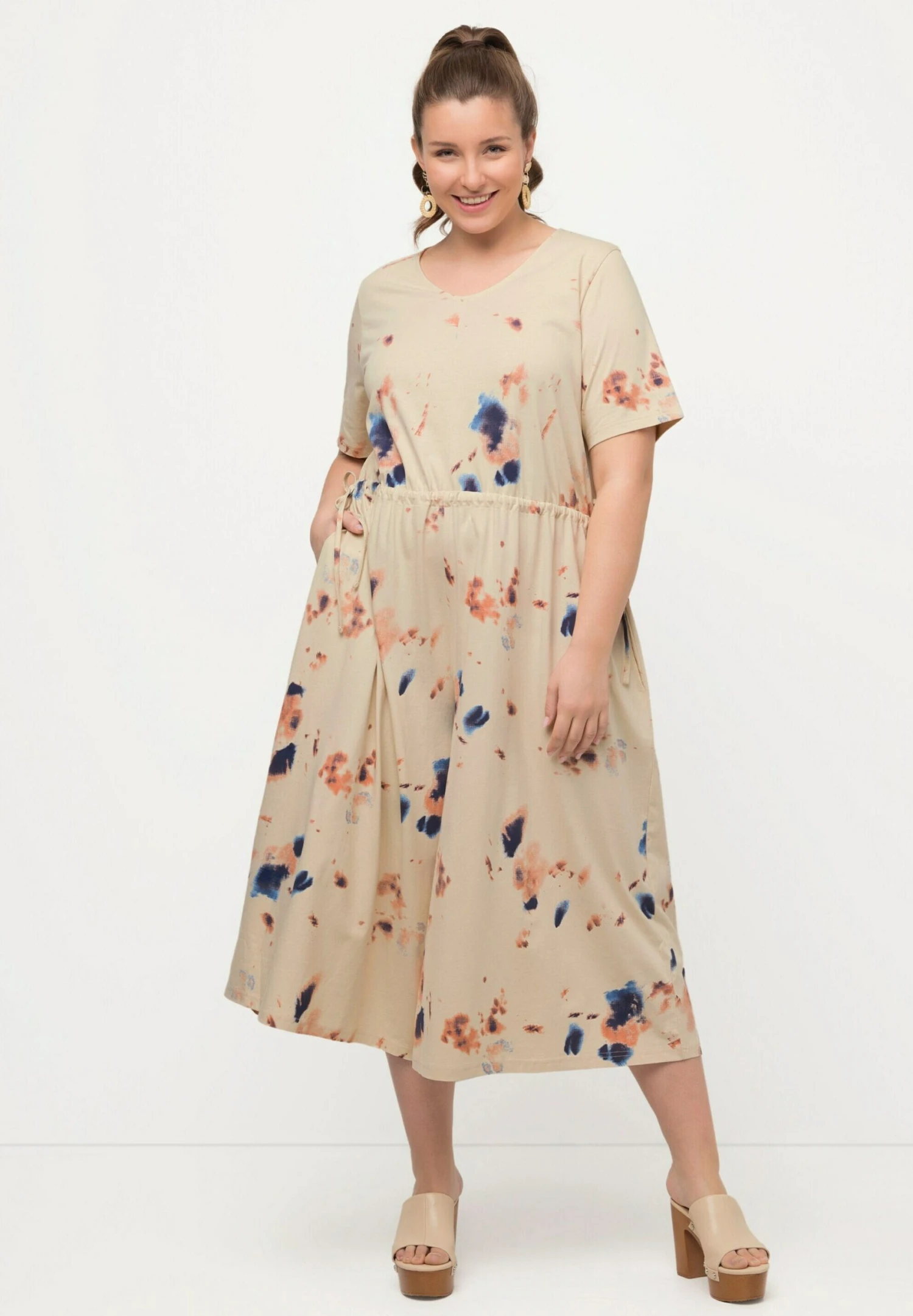 Ulla Popken Longueur 7/8 Col En V - Tuta Jumpsuit - Pop Corn 4 Ulla Popken Longueur 7/8 Col En V - Tuta Jumpsuit - Pop Corn - immagine 2