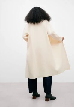 ADOLFO DOMINGUEZ Double-Fronted Knitted Cappotto ClassicoLight Cream Donna Cappotti ADL21U01V-B11 -DeFacto Negozio 8e2bed7730a94125848687ed442c7d1e