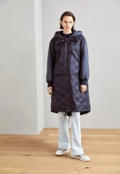 Marc O'Polo Chevignon X Mop Quilted Middle Length Patched Details Fixed HoodCappotto InvernaleDeep Blue Sea Donna Cappotti MA321U0D3-K11