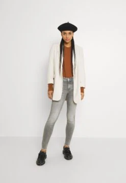 Vero Moda VmpeachJeans Skinny FitMedium Grey Denim Donna Jeans VE121N0RU-C11 9 Vero Moda VmpeachJeans Skinny FitMedium Grey Denim Donna Jeans VE121N0RU-C11 -DeFacto Negozio cdcf0742e8da4c9586650cac14fee36d